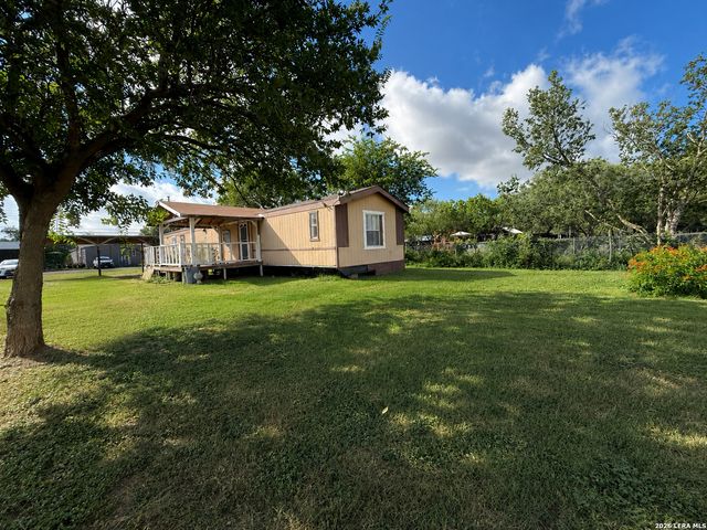 723 Kayroe Rd, Adkins, TX 78101