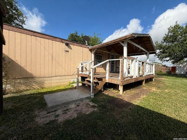 723 Kayroe Rd, Adkins, TX 78101