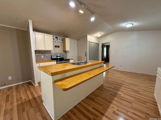 723 Kayroe Rd, Adkins, TX 78101
