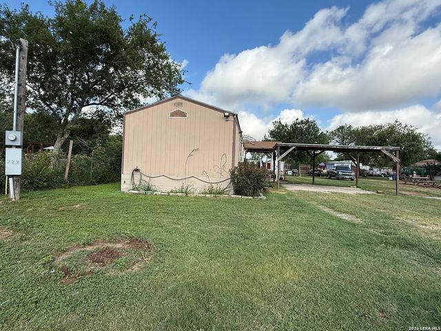 723 Kayroe Rd, Adkins, TX 78101