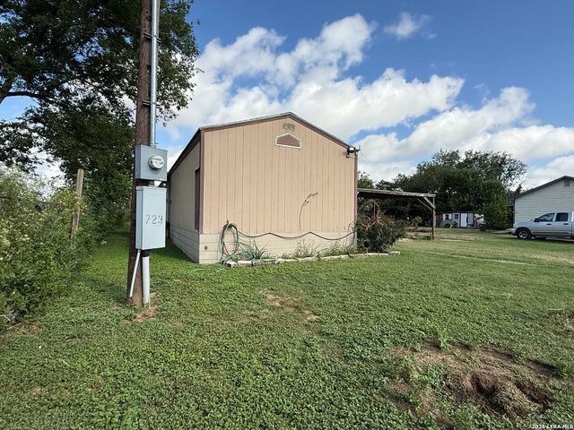 723 Kayroe Rd, Adkins, TX 78101