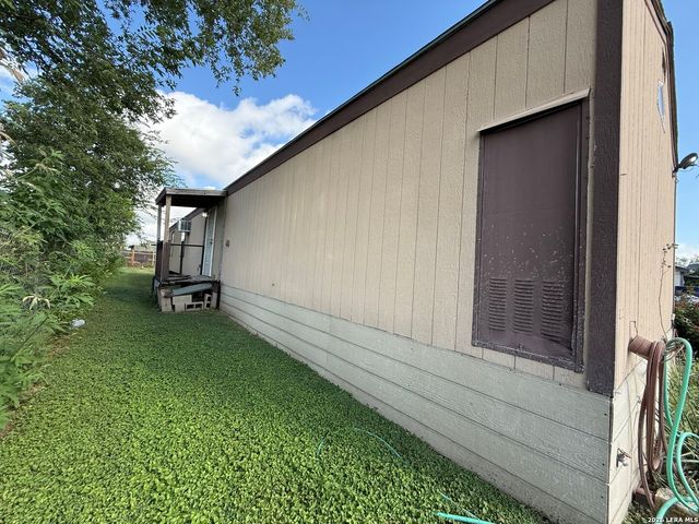 723 Kayroe Rd, Adkins, TX 78101