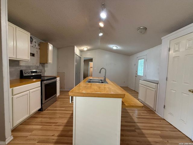 723 Kayroe Rd, Adkins, TX 78101