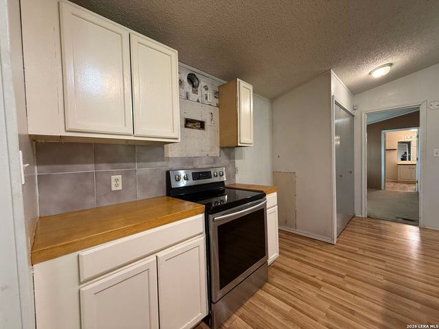 723 Kayroe Rd, Adkins, TX 78101