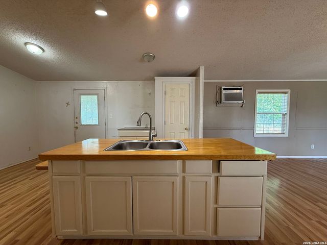 723 Kayroe Rd, Adkins, TX 78101