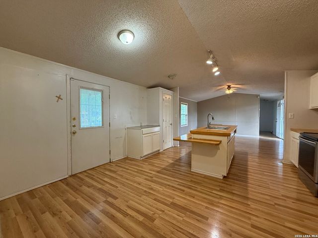 723 Kayroe Rd, Adkins, TX 78101