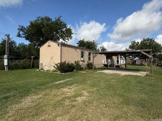 723 Kayroe Rd, Adkins, TX 78101