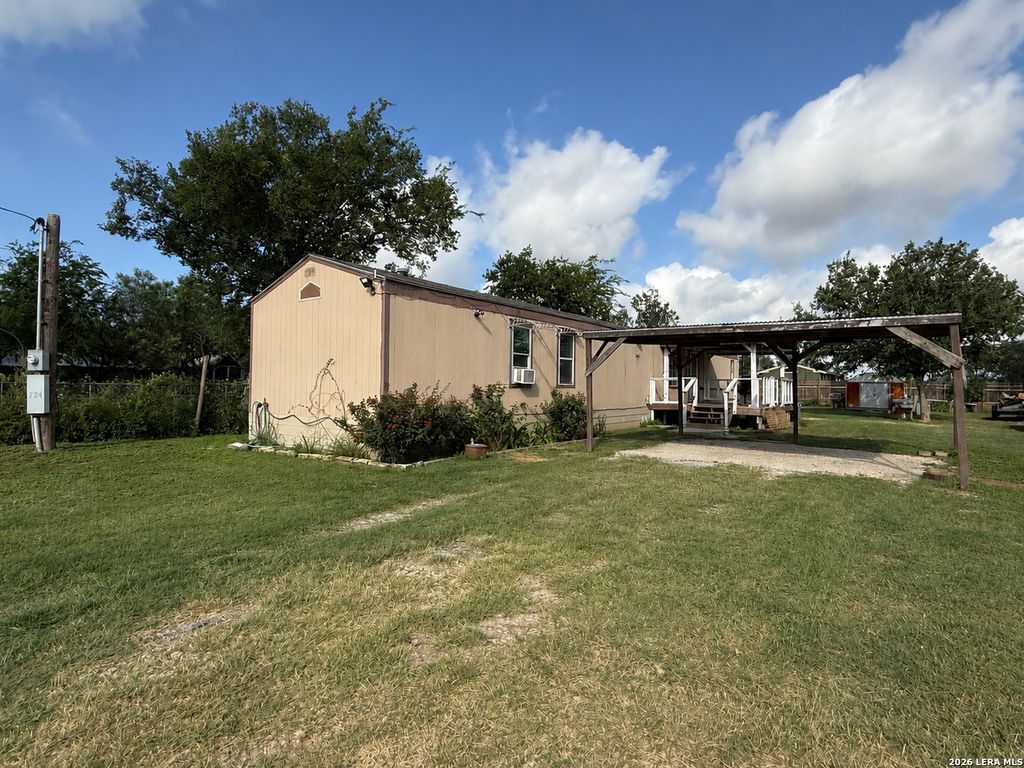 723 Kayroe Rd, Adkins, TX 78101
