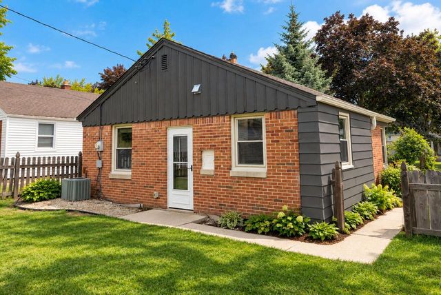 7639 W Lorraine PLACE, Milwaukee, WI 53222