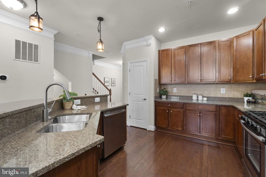 Image 10 of property listing at 5940 TALBOT DR, Ellicott City, MD 21043