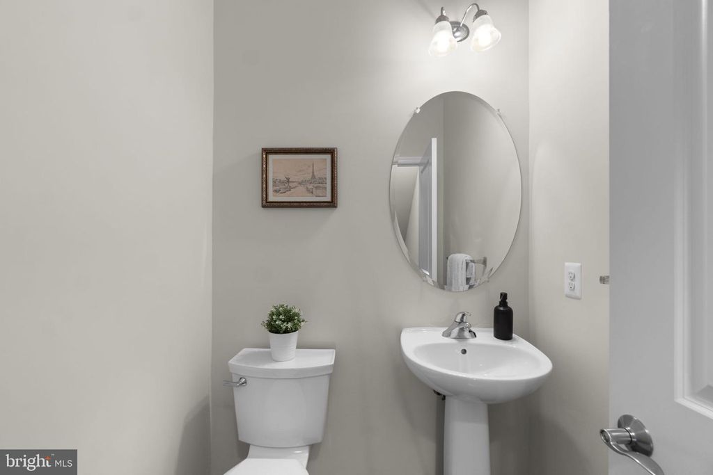 Image 14 of property listing at 5940 TALBOT DR, Ellicott City, MD 21043