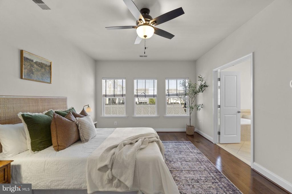 Image 15 of property listing at 5940 TALBOT DR, Ellicott City, MD 21043