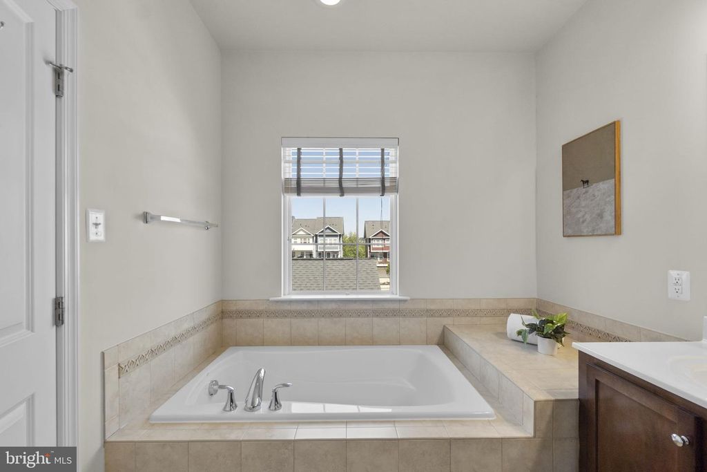 Image 24 of property listing at 5940 TALBOT DR, Ellicott City, MD 21043