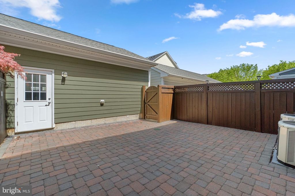 Image 39 of property listing at 5940 TALBOT DR, Ellicott City, MD 21043