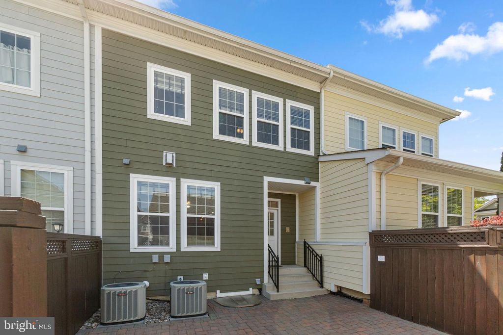 Image 40 of property listing at 5940 TALBOT DR, Ellicott City, MD 21043