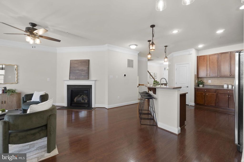 Image 5 of property listing at 5940 TALBOT DR, Ellicott City, MD 21043