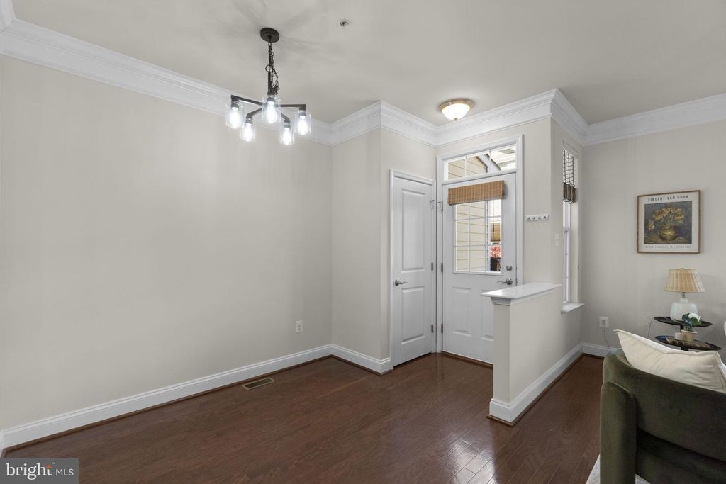 Image 6 of property listing at 5940 TALBOT DR, Ellicott City, MD 21043