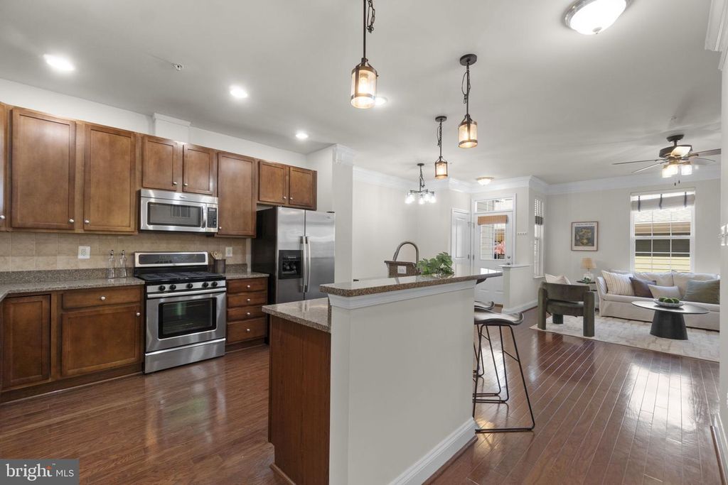 Image 8 of property listing at 5940 TALBOT DR, Ellicott City, MD 21043