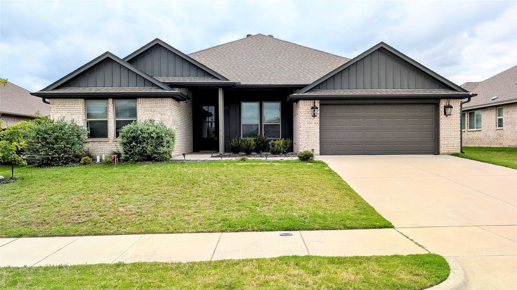 304 Brinkley Drive, Saginaw, TX 76179