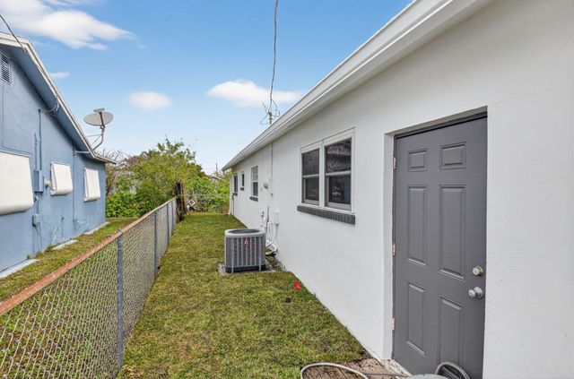 9197 SW 3rd Street, Boca Raton, FL 33428