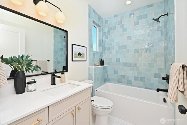 3111 W Mansell Street, Seattle, WA 98199