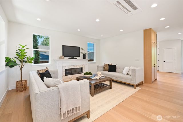 3111 W Mansell Street, Seattle, WA 98199