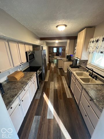 335 S 25th Avenue, Beech Grove, IN 46107