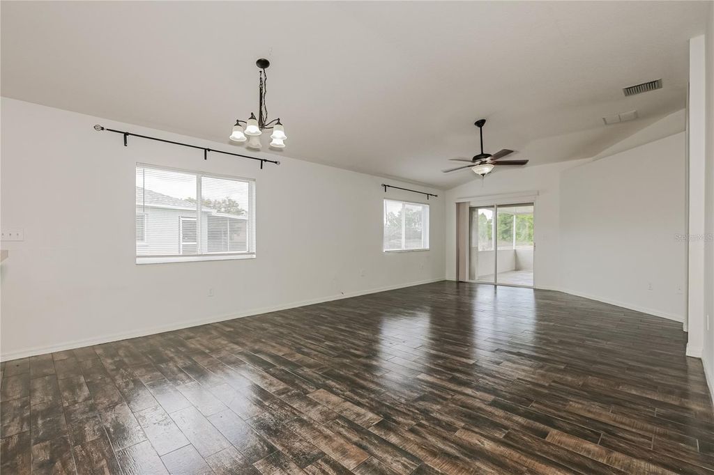 Image 3 of property listing at 544 LINDSAY ANNE COURT, Plant City, FL 33563