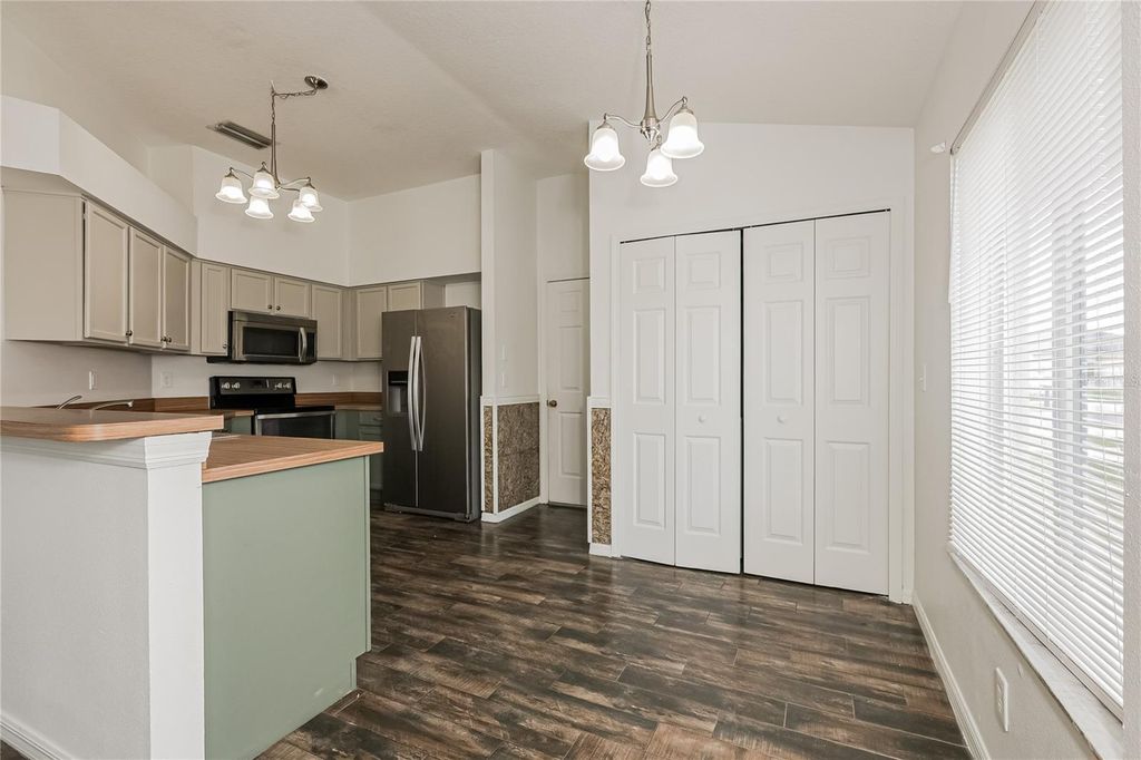 Image 5 of property listing at 544 LINDSAY ANNE COURT, Plant City, FL 33563