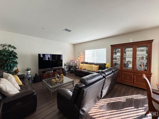 11115 Guaranda Place, Bakersfield, CA 93306