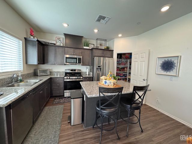 11115 Guaranda Place, Bakersfield, CA 93306