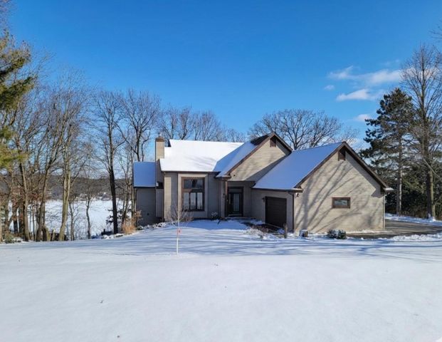 W10725 Wildwood Way, Poynette, WI 53955