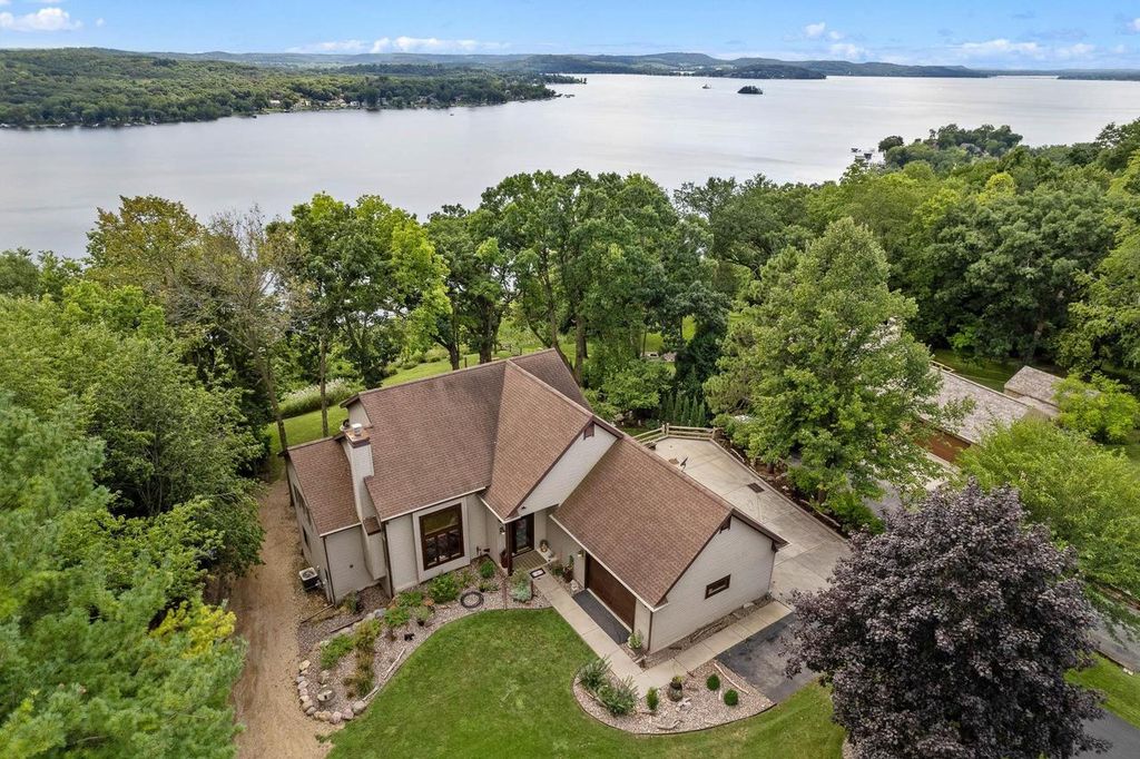 W10725 Wildwood Way, Poynette, WI 53955