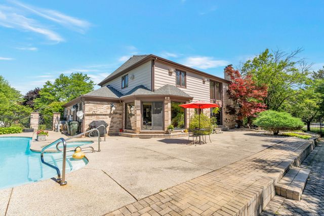 2135 Phillips Drive, Glenview, IL 60026