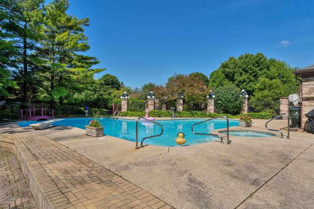 2135 Phillips Drive, Glenview, IL 60026