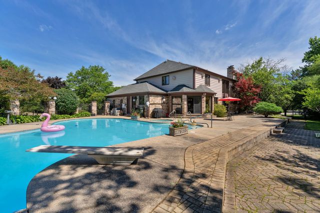 2135 Phillips Drive, Glenview, IL 60026
