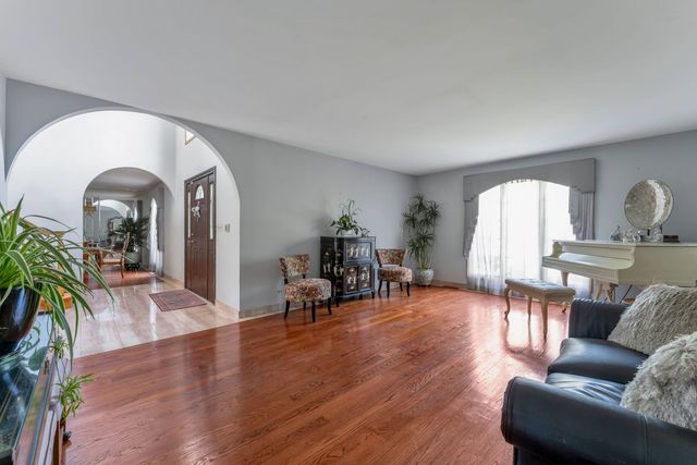 2135 Phillips Drive, Glenview, IL 60026