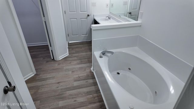 5925 Grandel Meadow Ct, Louisville, KY 40258