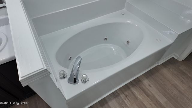 5925 Grandel Meadow Ct, Louisville, KY 40258