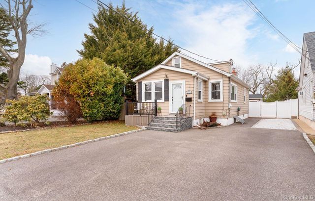 210 10th Street, West Babylon, NY 11704