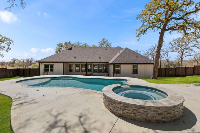 116 Timber Heights, La Vernia, TX 78121