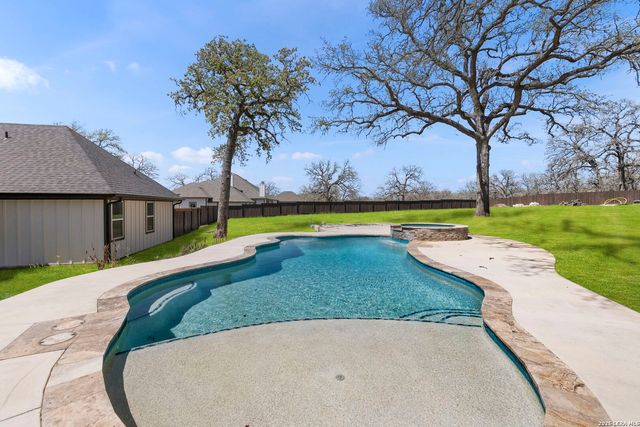 116 Timber Heights, La Vernia, TX 78121