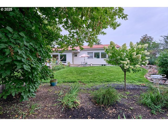 100 W 10TH St, Joseph, OR 97846