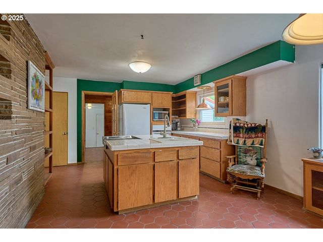 100 W 10TH St, Joseph, OR 97846