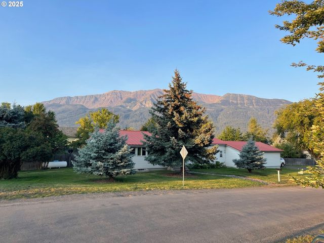 100 W 10TH St, Joseph, OR 97846