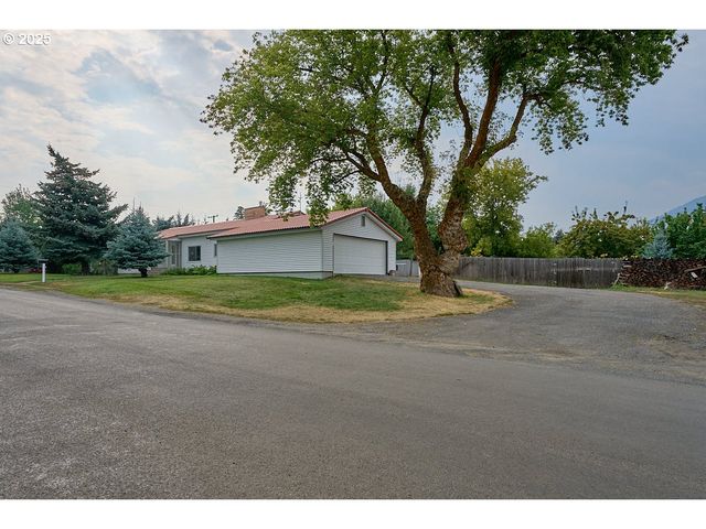 100 W 10TH St, Joseph, OR 97846