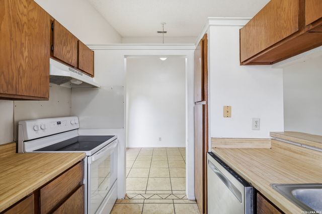 8918 FALL RIVER DR, San Antonio, TX 78250