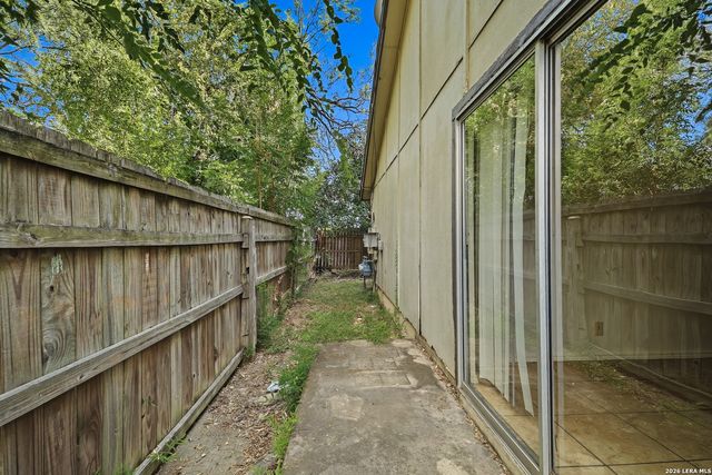 8918 FALL RIVER DR, San Antonio, TX 78250