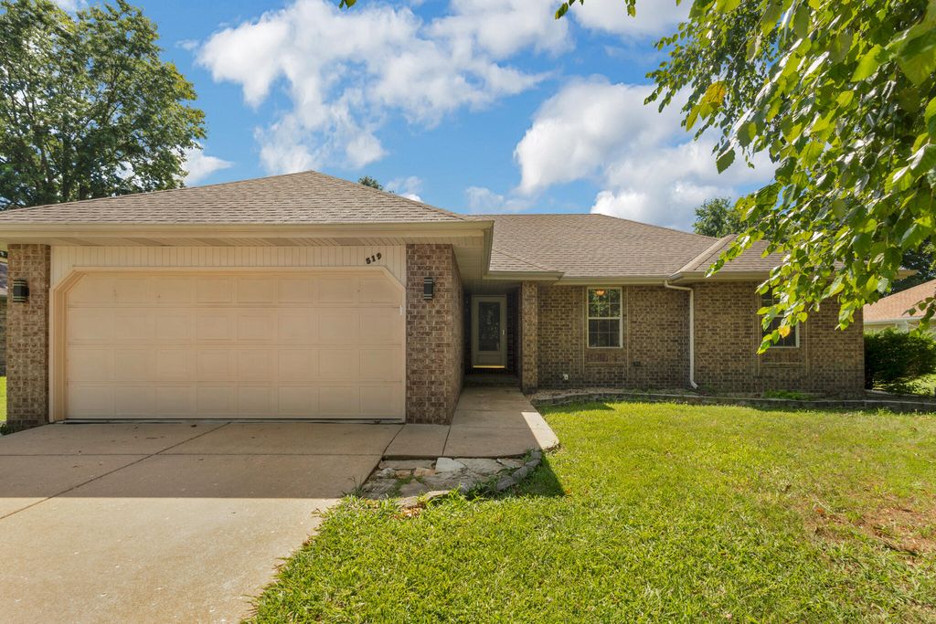 519 North Lynette Avenue, Republic, MO 65738