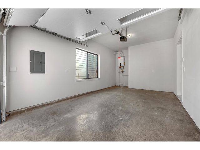 10731 Ne FREMONT St, Portland, OR 97220